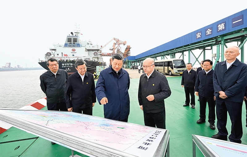 2023年5月11日至12日，中共中央總書記、國(guó)家主席、中央軍委主席習(xí)近平在河北考察，并主持召開(kāi)深入推進(jìn)京津冀協(xié)同發(fā)展座談會(huì)。這是11日下午，習(xí)近平在滄州市黃驊港煤炭港區(qū)碼頭考察。 新華社記者 李學(xué)仁/攝