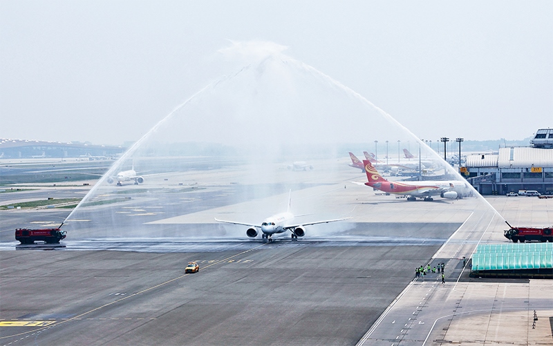 2023年5月28日，國(guó)產(chǎn)大型客機(jī)C919圓滿完成首次商業(yè)飛行，開(kāi)啟市場(chǎng)化運(yùn)營(yíng)、產(chǎn)業(yè)化發(fā)展新征程。圖為北京首都國(guó)際機(jī)場(chǎng)以水門(mén)禮迎接C919首個(gè)商業(yè)航班東航MU9191。 新華社發(fā) 魏萌/攝