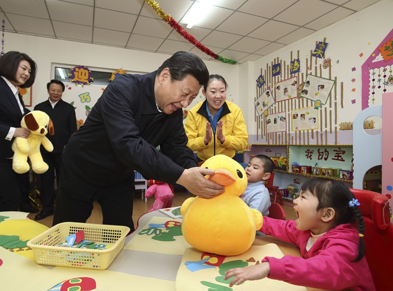 2014年1月28日，習近平總書記來到內(nèi)蒙古自治區(qū)呼和浩特市兒童福利院看望孩子們并贈送新春禮物。