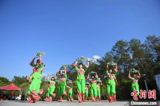 市民在跳廣場(chǎng)舞。 唐小晴 攝