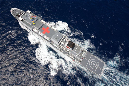 航行在大洋上的中國(guó)海軍“和平方舟”號(hào)醫(yī)院船。新華社記者 琚振華 攝