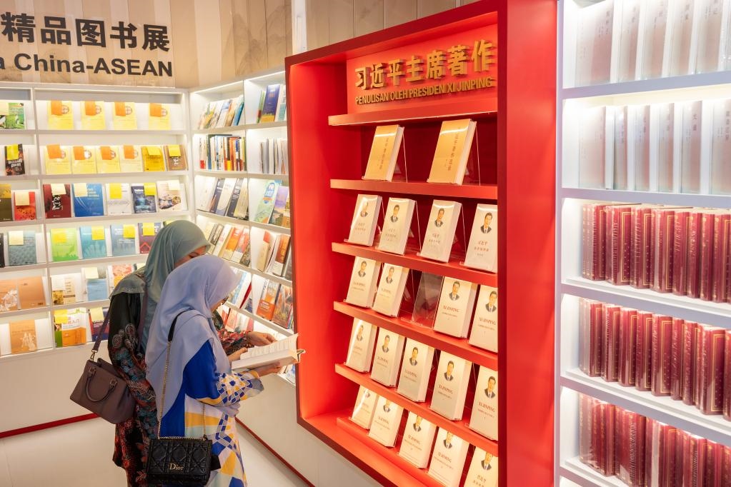 5月30日，兩名讀者在馬來西亞吉隆坡國際書展中國主賓國活動(dòng)現(xiàn)場閱讀習(xí)近平主席著作。新華社記者朱煒攝