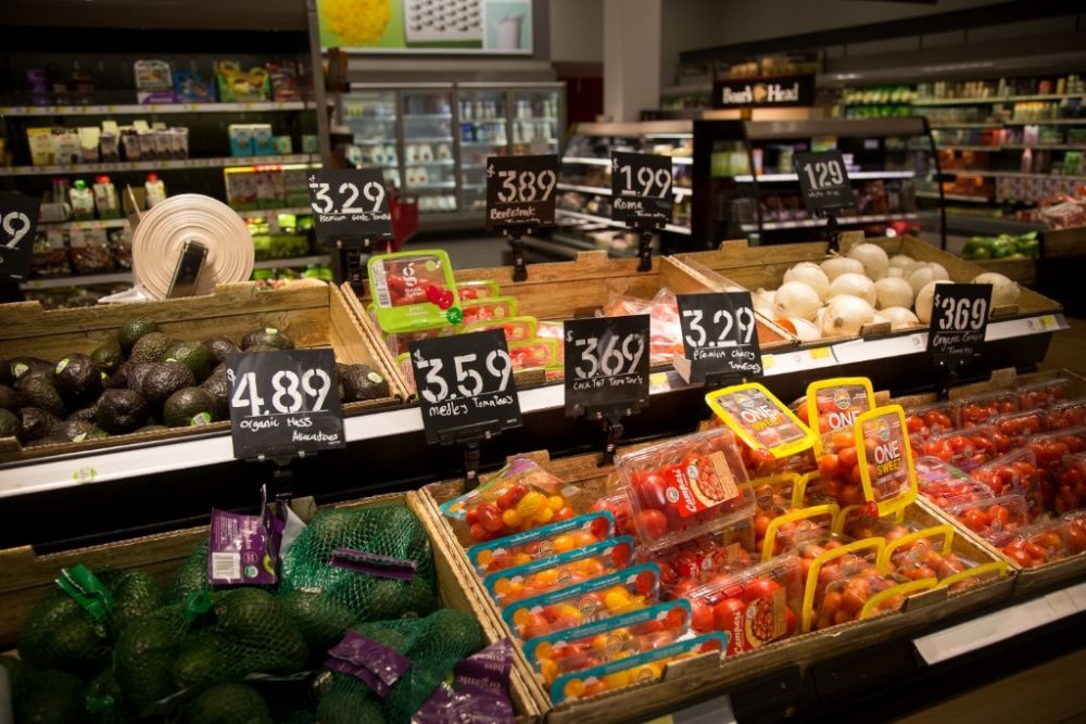 這是2月14日在美國紐約市布魯克林一家食品雜貨店拍攝的商品價(jià)簽。新華社發(fā)（郭克攝）