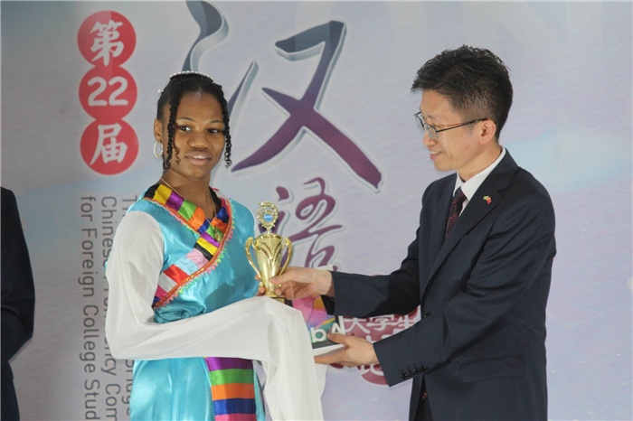 黃瑞參贊為獲獎(jiǎng)選手頒發(fā)二等獎(jiǎng)。圭亞那大學(xué)孔子學(xué)院供圖