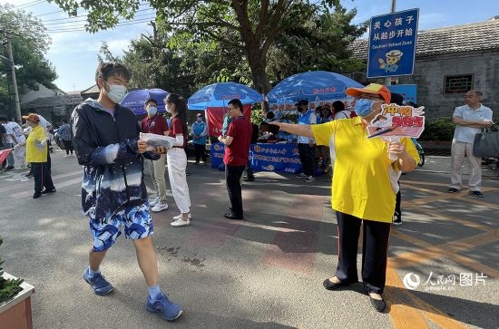 6月7日早8點，北京市第五中學(xué)門口考生正在按規(guī)定進(jìn)入考場。人民網(wǎng)記者 池夢蕊攝
