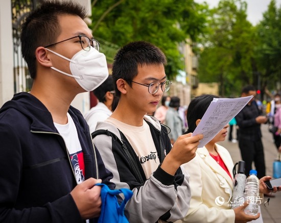 6月7日，在昆明市第五中學(xué)考場外，考生正利用最后時間復(fù)習(xí)備考。人民網(wǎng) 曾智慧攝