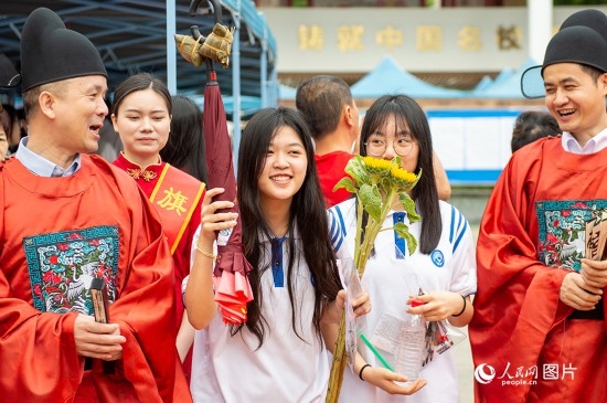 6月7日上午，在南寧市天桃實驗學(xué)校翠竹校區(qū)，老師們在為考生們加油鼓勁！人民網(wǎng)記者 嚴(yán)立政攝
