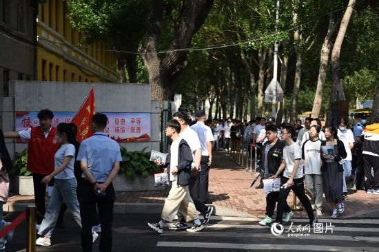 6月7日，在黑龍江省哈爾濱市第三中學(xué)高考考點，考生們有序進(jìn)入考場。人民網(wǎng)記者 蘇靖剛攝