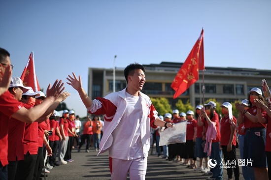 6月7日，在北京市人大附中通州校區(qū)考點，考生與送考老師擊掌加油。人民網(wǎng)記者 翁奇羽攝