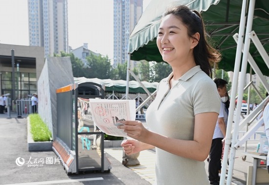 6月7日高考第一天，早上8點，一名考生充滿自信地步入鄭州市十一中考點。人民網(wǎng)記者 王玉興攝