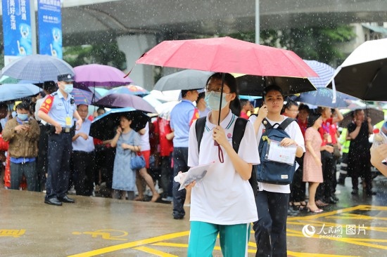 6月7日，海南華僑中學(xué)（高中部）考點，學(xué)子冒雨奔赴考場。人民網(wǎng)記者 孟凡盛攝