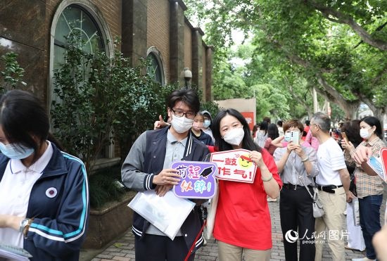6月7日一大早，上海向明中學(xué)考場外，來自上海市盧灣高級中學(xué)的考生正在依次進(jìn)場。人民網(wǎng)記者 龔莎攝