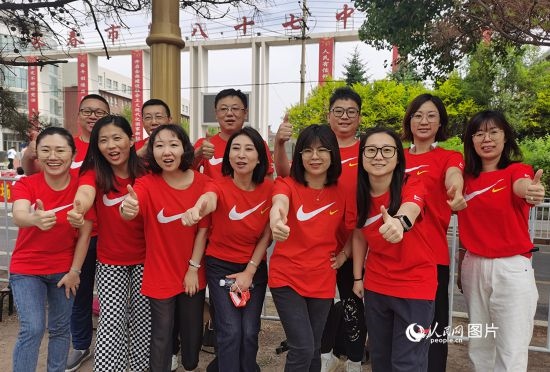 6月7日一早，陽光明媚，天氣涼爽，在長春市第八十七中學(xué)，考生們正陸續(xù)進(jìn)入考場。親友團為參加高考的學(xué)子們加油鼓勁。人民網(wǎng)記者 王帝元攝