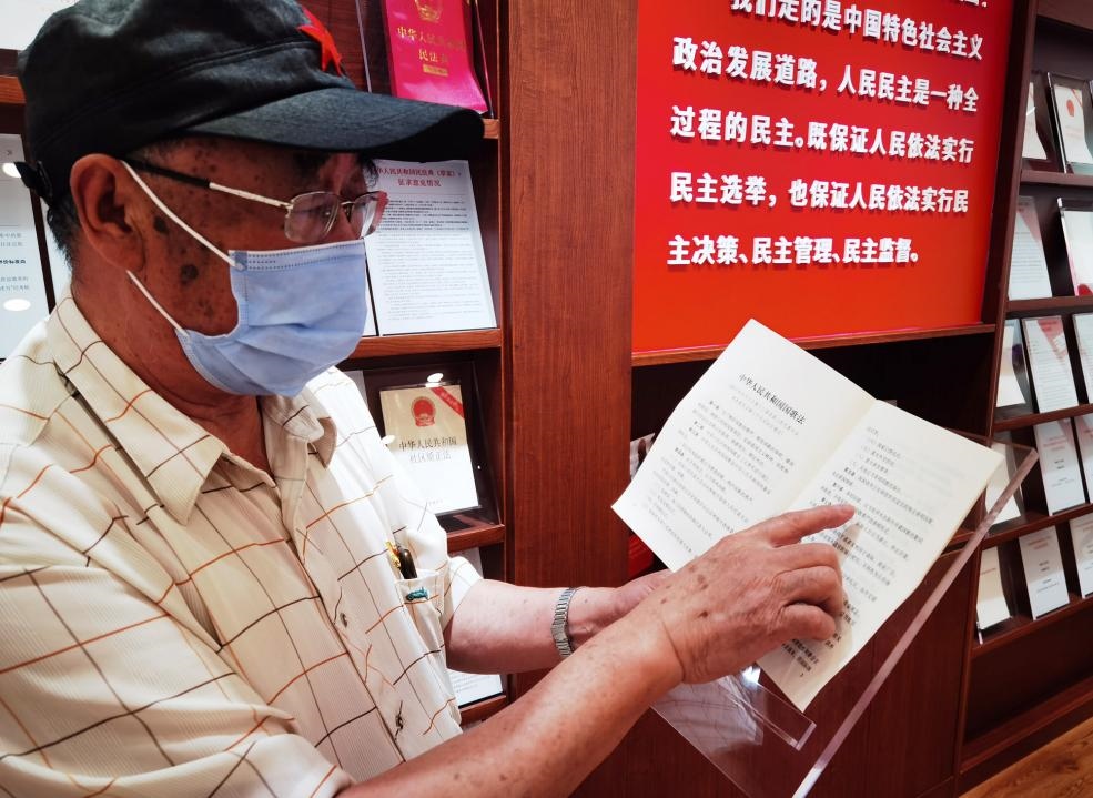 夏云龍給記者展示國(guó)歌法修改的內(nèi)容。人民網(wǎng)記者 唐小麗攝