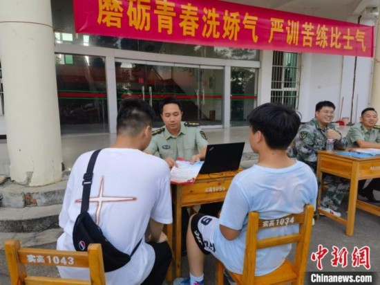專武干部在講解相關(guān)政策。韋碩 攝