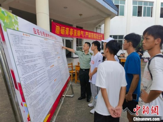 專武干部在講解應(yīng)征體檢標(biāo)準(zhǔn)。韋碩 攝