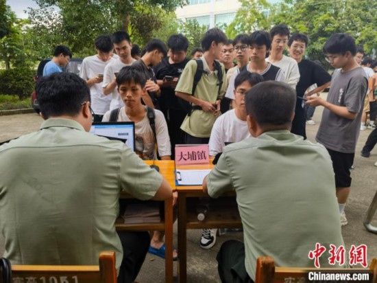 專武干部在發(fā)放兵役登記證。韋碩 攝