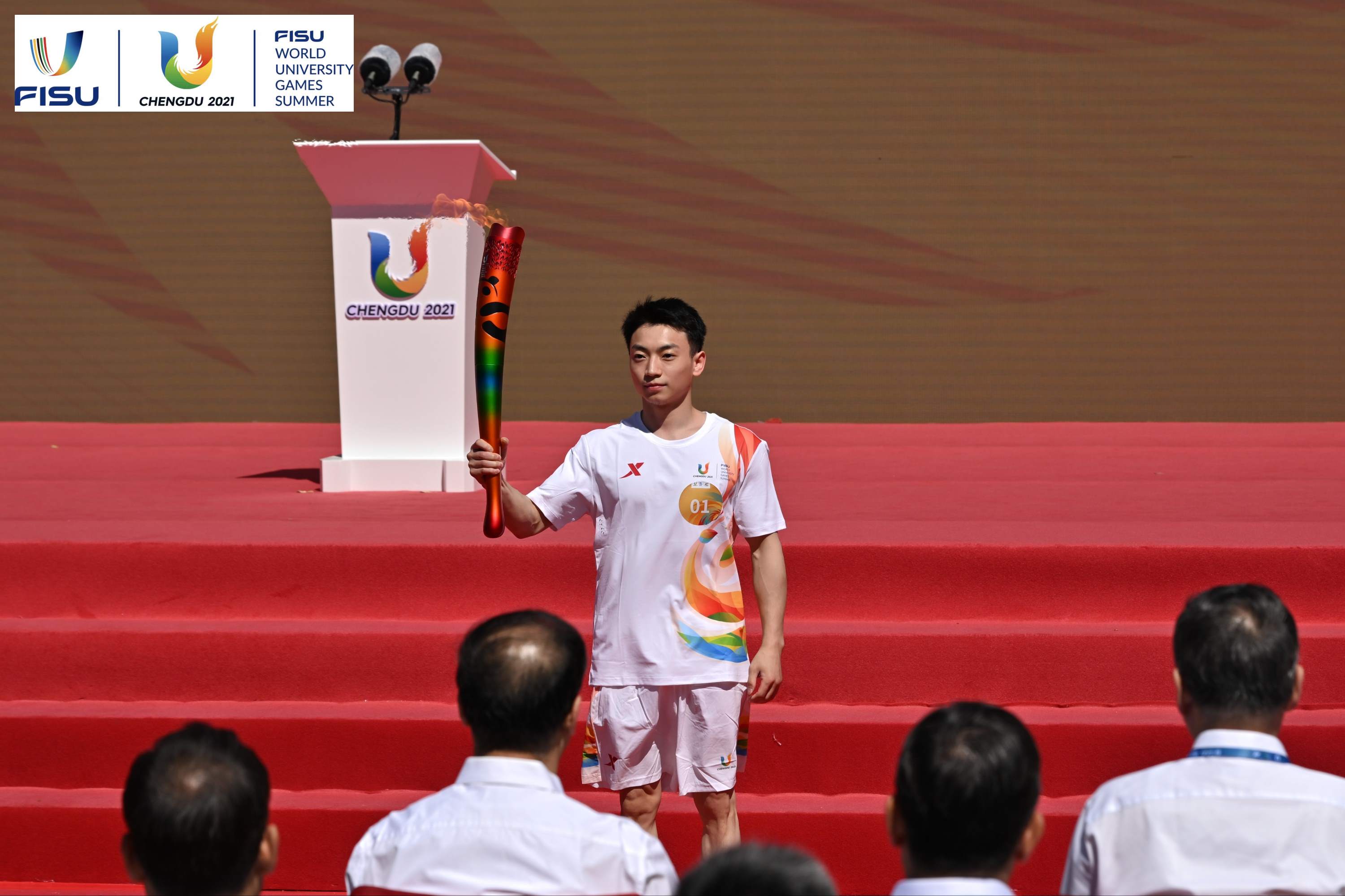 成都大運(yùn)會(huì)火炬手、奧運(yùn)冠軍鄒敬園高舉火炬。 圖片來源：成都大運(yùn)會(huì)執(zhí)委會(huì)供圖