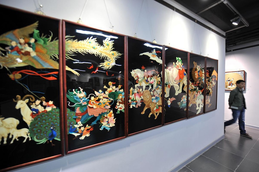 參觀者在唐都漆藝博物館參觀展出的漆器。新華社記者 詹彥 攝