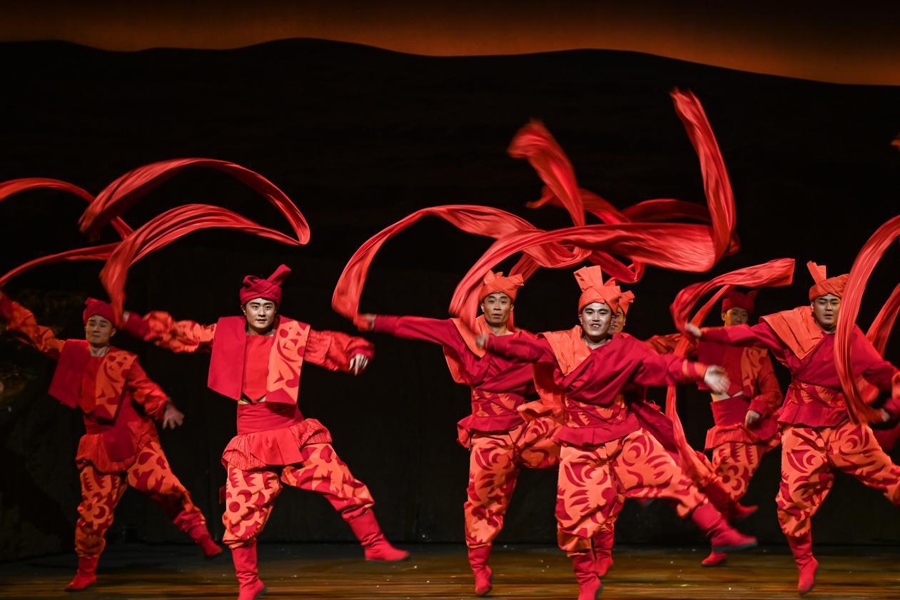 在首屆中國非物質(zhì)文化遺產(chǎn)保護(hù)年會(huì)展演活動(dòng)上拍攝的陜北秧歌劇《米脂婆姨綏德漢》演出現(xiàn)場(chǎng)。新華社記者 鄒競(jìng)一 攝