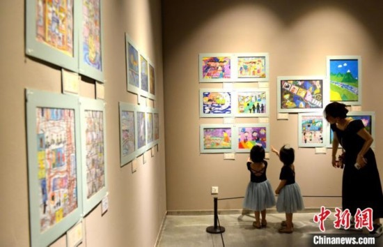 圖為家長帶著孩子參觀展覽。呂明 攝