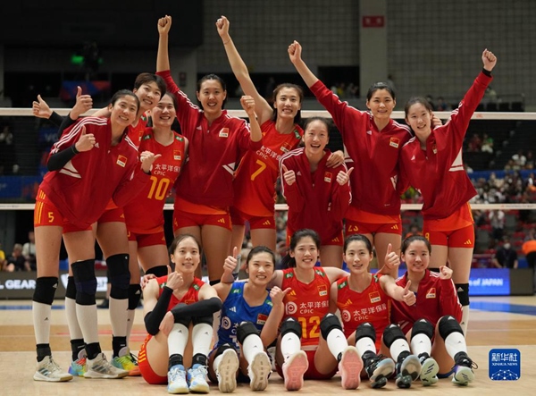 6月3日，中國隊球員在比賽后慶祝勝利。當日，在日本名古屋舉行的2023世界女排聯(lián)賽分站賽中，中國隊以3比1戰(zhàn)勝荷蘭隊。新華社記者 張笑宇 攝