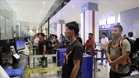 6月13日，乘坐中老鐵路國際旅客列車的旅客在磨憨邊檢大廳排隊候檢。李揚 攝