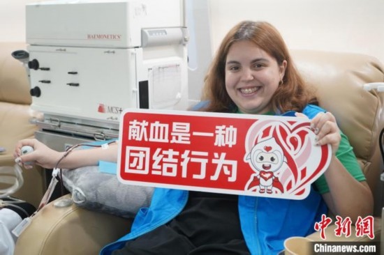 6月13日，在第20個世界獻血者日前夕，20名在贛留學生組團前往血站獻血。吳迪 攝