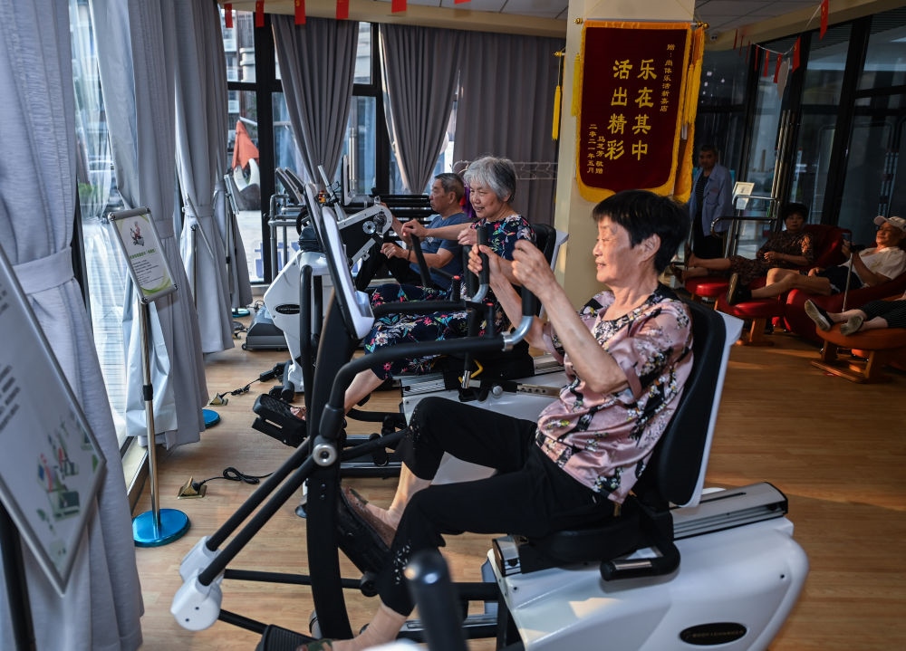 在浙江嘉興市南湖區(qū)新嘉街道電子社區(qū)鄰里中心的長者運動健康之家內(nèi)，老人們在進行器械鍛煉（2023年6月14日攝）。新華社記者 徐昱 攝