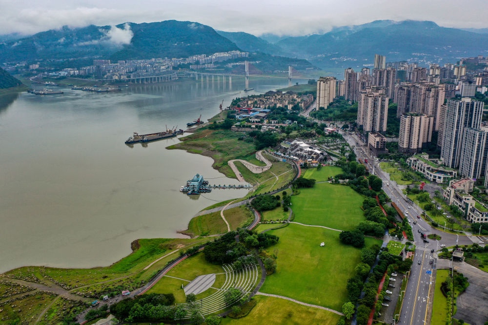 這是2023年6月7日拍攝的位于重慶市云陽縣的云陽城區(qū)環(huán)湖綠道（無人機照片）。當?shù)貙⑸鷳B(tài)治理與生態(tài)修復結(jié)合起來，兼顧城市旅游和運動休閑等功能需要，打造環(huán)縣城兩江四岸33公里綠道。新華社記者 唐奕 攝