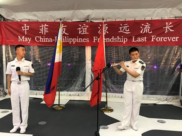 艦上官兵表演歌舞、民樂(lè)、武術(shù)等節(jié)目。中國(guó)駐菲律賓大使館供圖