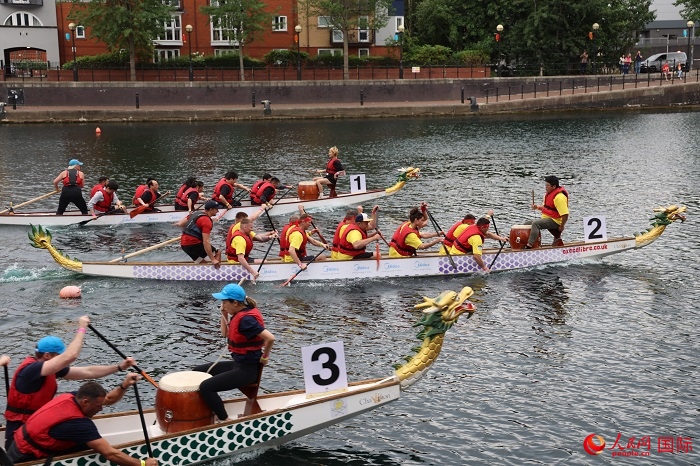 2023全英中華端午龍舟會(huì)比賽現(xiàn)場(chǎng)，幾支隊(duì)伍你追我趕。人民網(wǎng)記者 邢雪攝