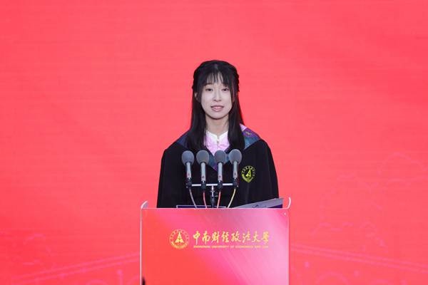 王若研在畢業(yè)典禮上發(fā)言。崔楨楨 攝