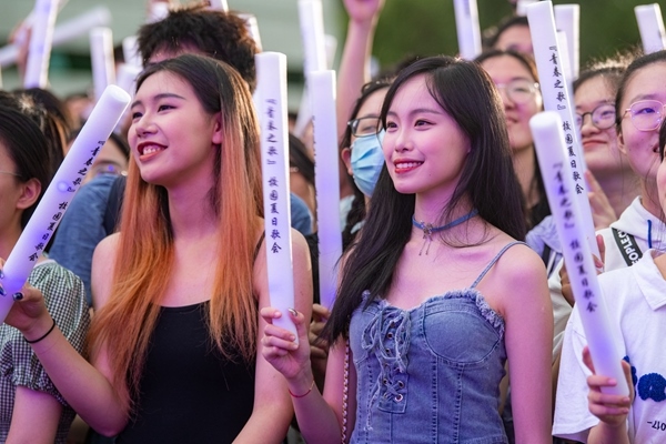 場(chǎng)下觀眾十分熱情。人民網(wǎng)記者 翁奇羽攝