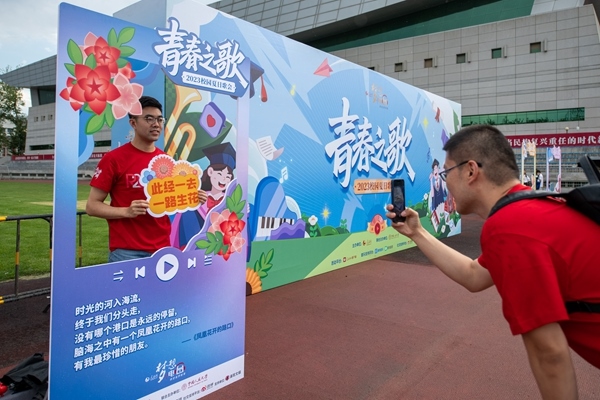 學(xué)生在市集打卡拍照。人民網(wǎng)記者 翁奇羽攝