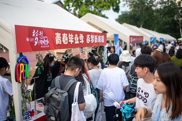 市集現(xiàn)場(chǎng)。人民網(wǎng)記者 翁奇羽攝