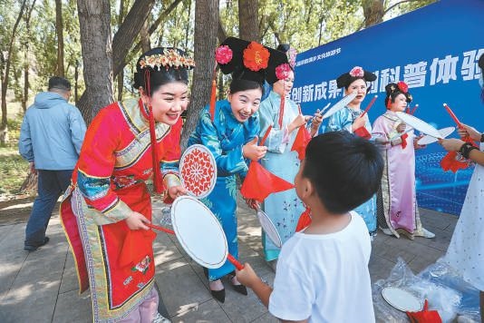 昨天上午，“奮進新征程 建功新時代”2023年懷柔區(qū)第十八屆京韻滿鄉(xiāng)文化旅游節(jié)正式開幕，豐富多彩的文化演出吸引大批游客來此體驗別具特色的滿族文化。本報記者 甘南攝