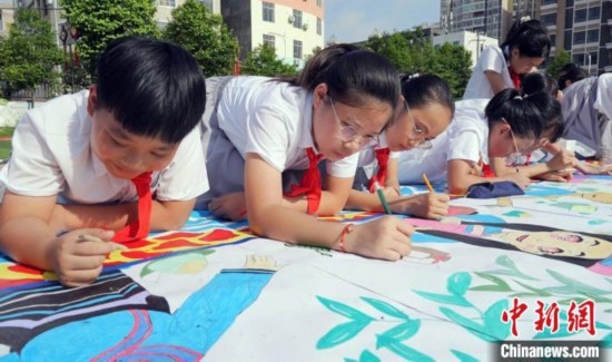 圖為學生們用手中畫筆在進行創(chuàng)作。 興業(yè)縣融媒體中心供圖