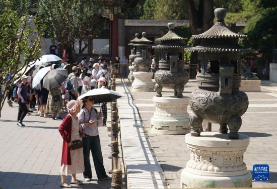 6月22日，游人在北京頤和園參觀游覽。新華社記者 任超 攝