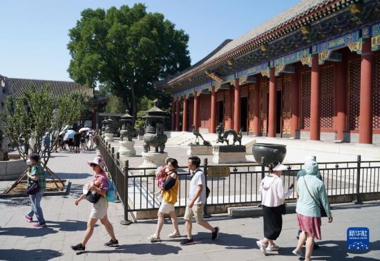 6月22日，游人在北京頤和園參觀游覽。新華社記者 任超 攝