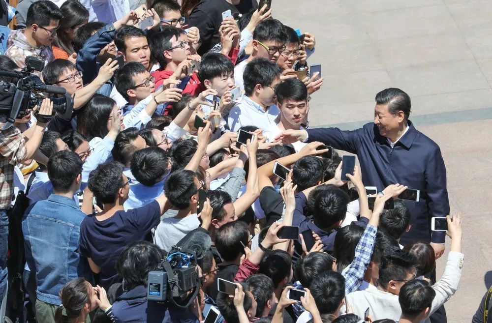 2018年5月2日，習(xí)近平來到北京大學(xué)考察。圖為習(xí)近平離開學(xué)校時同道路兩旁師生親切握手。 新華社記者 王曄 攝