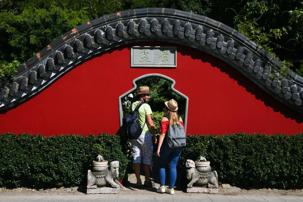 在比利時(shí)布呂熱萊特市，游客參觀天堂動(dòng)物園的中國(guó)園。