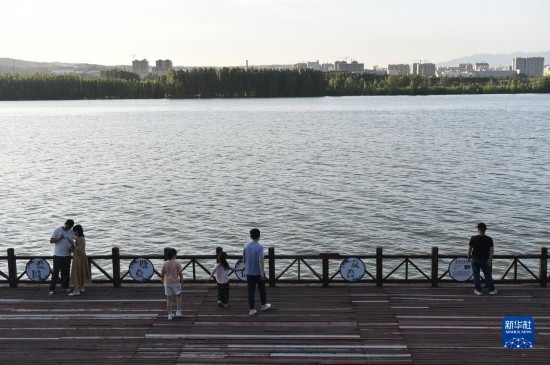 6月23日，游人在三門峽市黃河公園內(nèi)休閑。