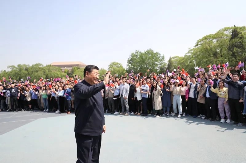 2021年4月19日，在清華大學(xué)建校110周年校慶日即將來臨之際，習(xí)近平來到清華大學(xué)考察。圖為習(xí)近平離開學(xué)校時，同師生們揮手致意。新華社記者 鞠鵬 攝