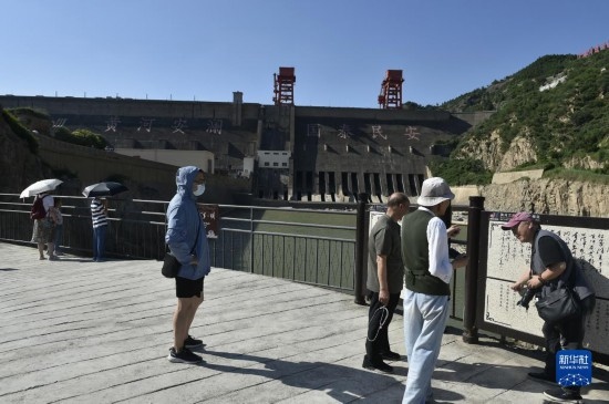 6月23日，游人在黃河三門峽大壩風景區(qū)內(nèi)游覽。