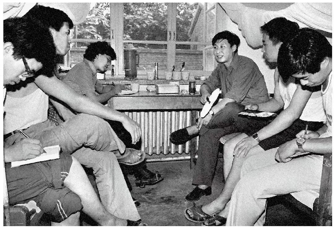 1984年7月29日，習(xí)近平與中國人民大學(xué)暑期社會實踐團成員在正定縣政府招待所宿舍座談。（圖源：《習(xí)近平與大學(xué)生朋友們》）