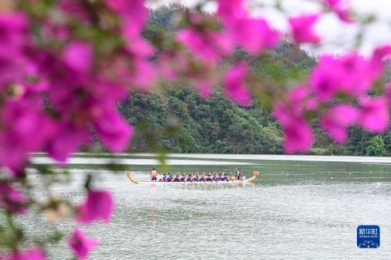 6月22日，重慶市酉陽土家族苗族自治縣酉水河鎮(zhèn)河灣村，參賽選手進行龍舟比賽。