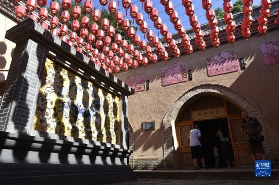 6月23日，游人在三門峽市陜州地坑院景區(qū)內(nèi)游覽。