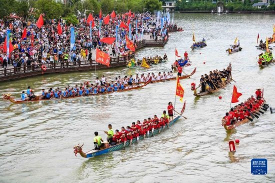 6月23日，在貴州省黔東南苗族侗族自治州施秉縣舉行的獨木龍舟節(jié)上，獨木龍舟進行水上巡游。