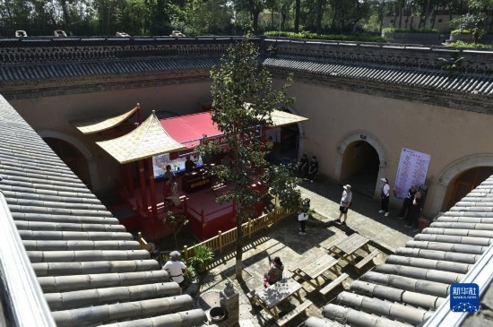 6月23日，游人在三門峽市陜州地坑院景區(qū)內(nèi)游覽。